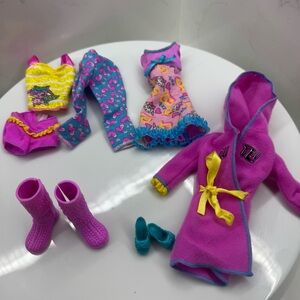 2011 Barbie Fashionista Sleepover Party Items